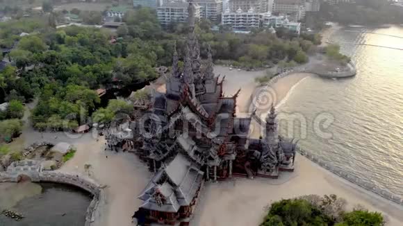 帕塔亚泰国的天际线在帕塔亚泰国日落时有一座木制的古老历史寺庙视频的预览图