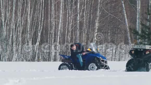 冬天的森林一个男人用雪车解决问题一个女人骑在他身边视频的预览图
