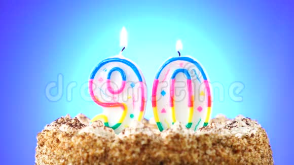 用燃烧的生日蜡烛做生日蛋糕第90号背景变化颜色视频的预览图