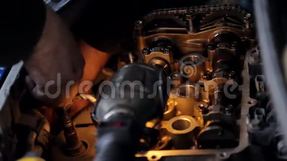 机修工手上戴着手套他修理汽车里的发动机视频的预览图