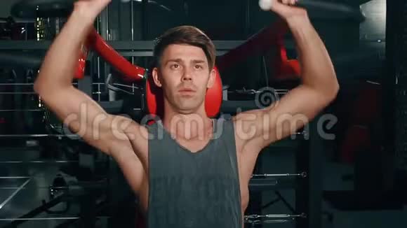 在健身房锻炼肌肉运动健身生活方式美容理念拍摄于电影摄影机视频的预览图