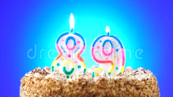用燃烧的生日蜡烛做生日蛋糕第89号背景变化颜色视频的预览图