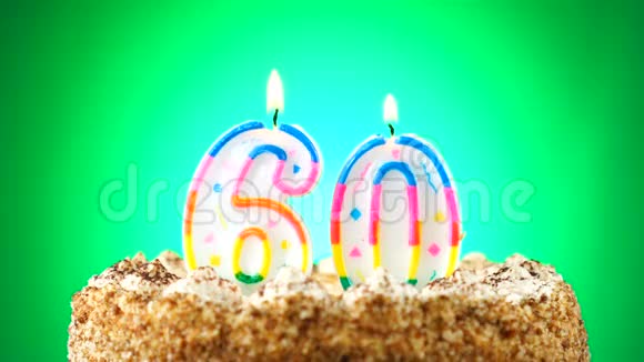 用燃烧的生日蜡烛做生日蛋糕第60号背景变化颜色视频的预览图