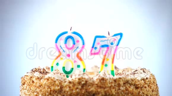 用燃烧的生日蜡烛做生日蛋糕第87号背景变化颜色视频的预览图