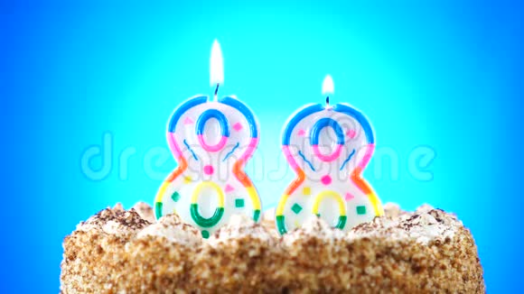 用燃烧的生日蜡烛做生日蛋糕第88号背景变化颜色视频的预览图