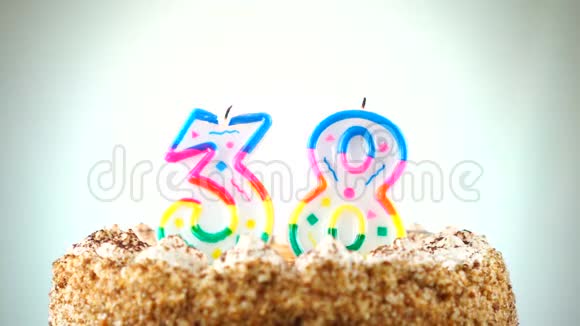 用燃烧的生日蜡烛做生日蛋糕背景改变颜色视频的预览图