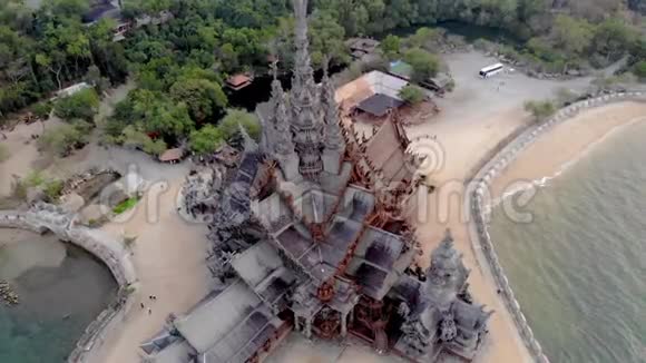帕塔亚泰国的天际线在帕塔亚泰国日落时有一座木制的古老历史寺庙视频的预览图