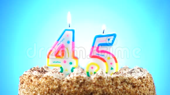 用燃烧的生日蜡烛做生日蛋糕第45号背景变化颜色视频的预览图