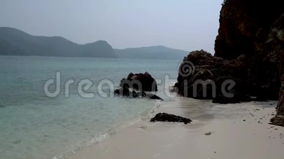 泰国KhoKhamTrat岛热带海滩上的情侣视频的预览图