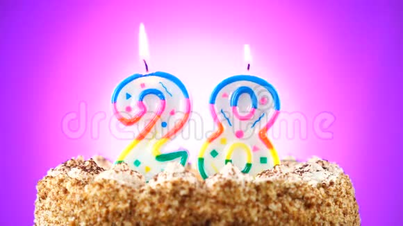 生日蛋糕和燃烧的生日蜡烛28号背景更改颜色视频的预览图