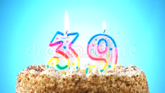 用燃烧的生日蜡烛做生日蛋糕第39号背景变化颜色视频的预览图
