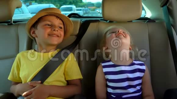 男孩和一个漂亮的女孩正坐在车里视频的预览图