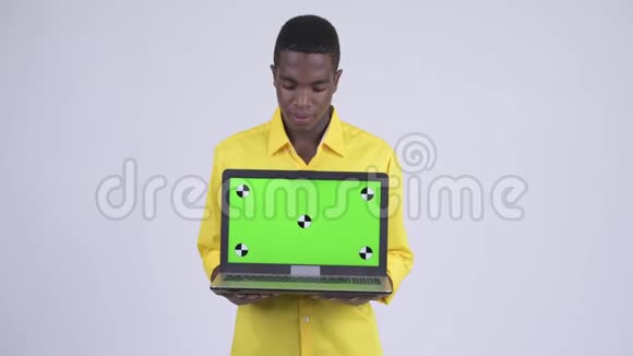 年轻压力很大的非洲商人带着笔记本电脑看上去很悲伤视频的预览图