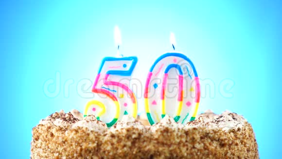 用燃烧的生日蜡烛做生日蛋糕第50号背景变化颜色视频的预览图