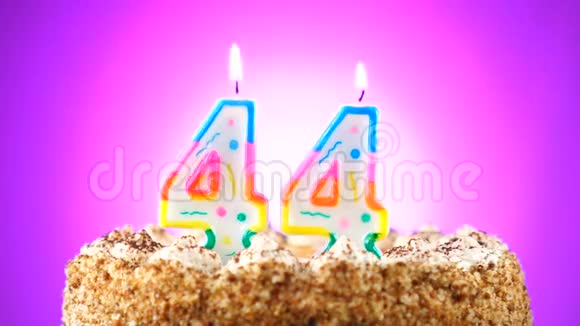 用燃烧的生日蜡烛做生日蛋糕第44号背景变化颜色视频的预览图