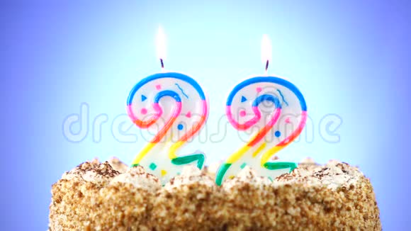 用燃烧的生日蜡烛做生日蛋糕第22号背景变化颜色视频的预览图