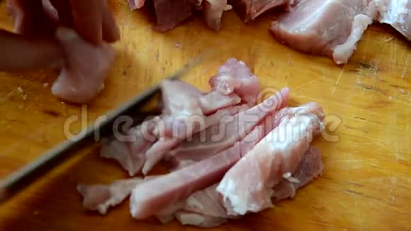 女人在切肉板上切生牛肉用来炖或炖肉视频的预览图