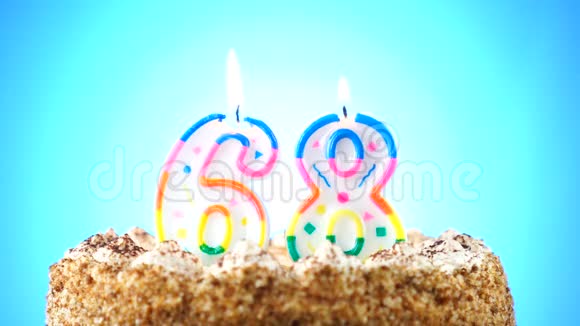 用燃烧的生日蜡烛做生日蛋糕第68号背景变化颜色视频的预览图