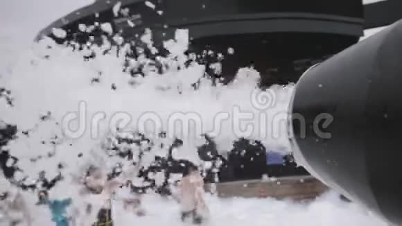 泡沫发生器在夜总会制造泡沫欢快的人群在肥皂海滩派对上跳舞视频的预览图