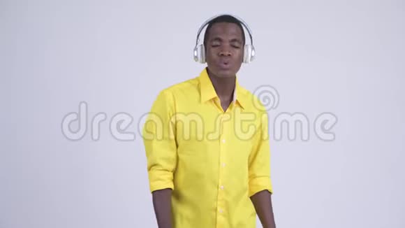 年轻的非洲商人听音乐看上去有罪视频的预览图