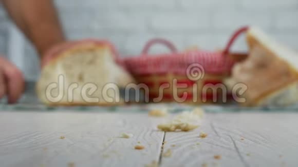 桌面上的面包屑和背景片中的新鲜面包切割图像视频的预览图