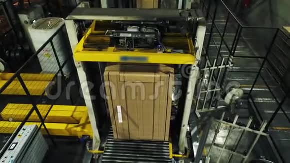 车间用输送机运输的包装纸板纸视频的预览图