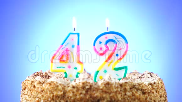 用燃烧的生日蜡烛做生日蛋糕第42条背景变化颜色视频的预览图