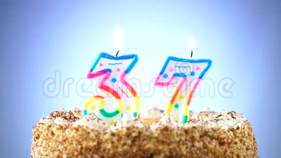 用燃烧的生日蜡烛做生日蛋糕第37号背景变化颜色视频的预览图