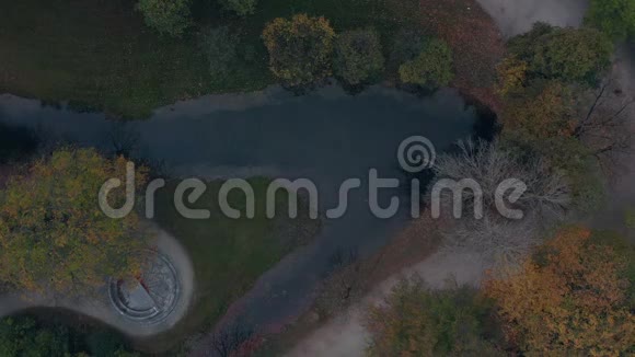 一架无人驾驶的慕尼黑英国花园垂直视图与骑自行车在五彩缤纷的秋天作为一个短环视频的预览图