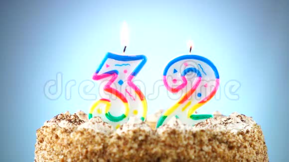用燃烧的生日蜡烛做生日蛋糕第32号背景变化颜色视频的预览图