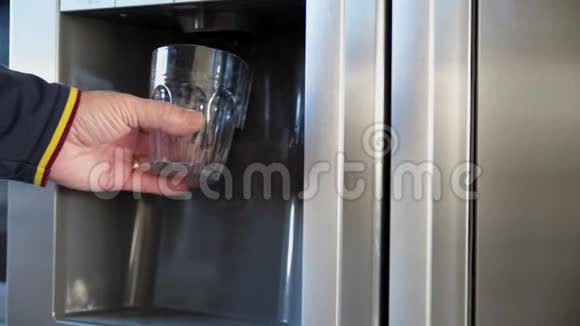 从冰箱里拿冰块的男人视频的预览图