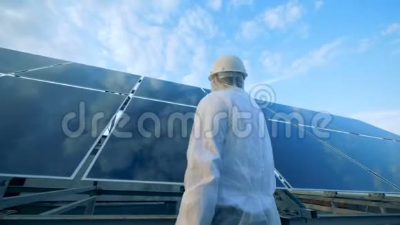 太阳能阵列由男性工人持有的反射面的清洗过程绿色能源概念视频的预览图