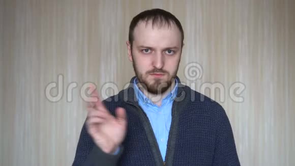青年男子肖像显示停止标志不喜欢拒绝手势不同意标志摇动手指视频的预览图