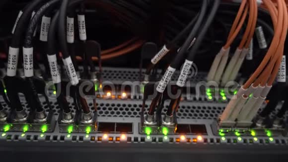 数据中心服务器机房内多张光卡电信电缆视频的预览图