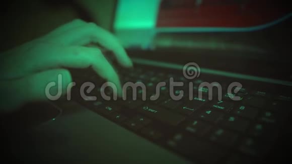 电脑黑客用电脑键盘用手指程序员代码互联网视频的预览图