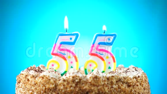 用燃烧的生日蜡烛做生日蛋糕第55号背景变化颜色视频的预览图