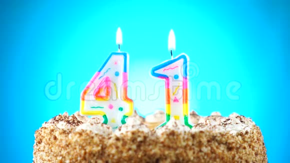 用燃烧的生日蜡烛做生日蛋糕第41号背景变化颜色视频的预览图