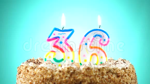 用燃烧的生日蜡烛做生日蛋糕第36号背景变化颜色视频的预览图