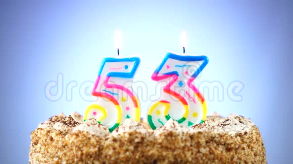 用燃烧的生日蜡烛做生日蛋糕第53号背景变化颜色视频的预览图