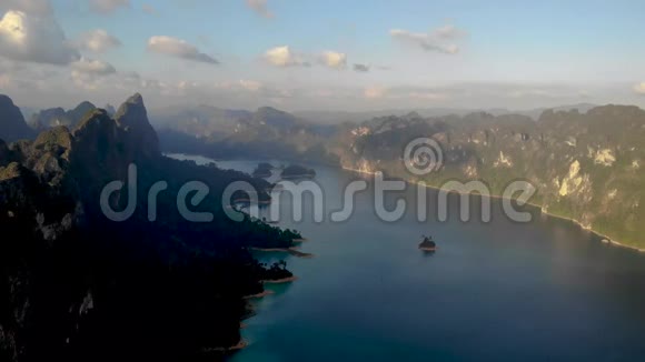 无人机航拍高索国家公园的俯视图是喜欢大海的人的另一个目的地岛屿视频的预览图