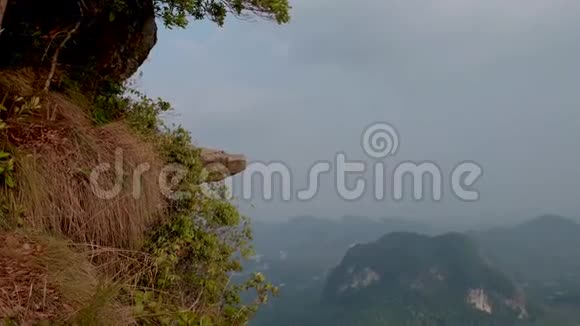 高恩贡纳克自然小径泰国克拉比或龙枕人们爬上山顶的一个视点视频的预览图