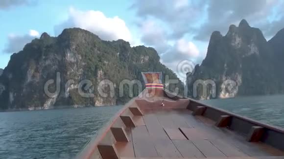 泰国高索湖的长尾船日落时高索湖的长尾木船视频的预览图