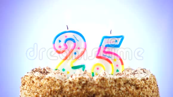 用燃烧的生日蜡烛做生日蛋糕第25号背景变化颜色视频的预览图