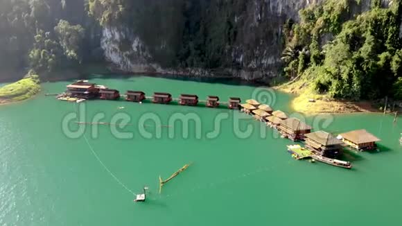 泰国KhaoSok在泰国KhaoSok国家公园湖上的Raft房屋这是一种流行的住宿形式视频的预览图