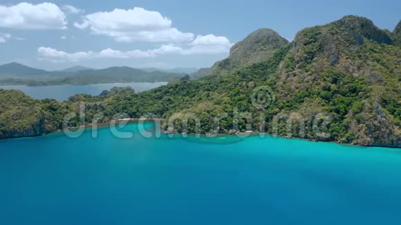 空中无人机全景山地热带岛屿与丛林和蓝色泻湖探索厄尔尼诺与海洋视频的预览图