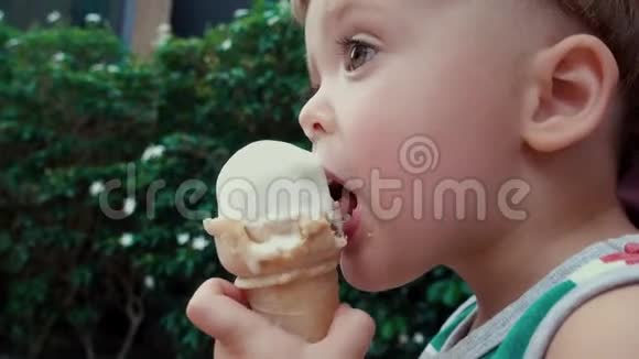 可爱的宝宝吃冰淇淋视频的预览图
