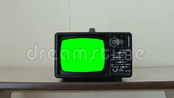 老式模拟电视与绿色屏幕视频的预览图