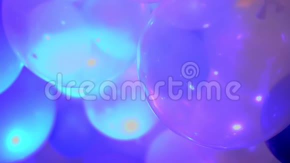 色彩鲜艳的气球带有浅色的装饰背景视频的预览图