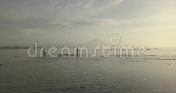 船和火山阿贡的空中景色视频的预览图