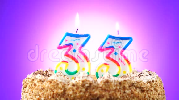 生日蛋糕和燃烧的生日蜡烛33号背景更改颜色视频的预览图